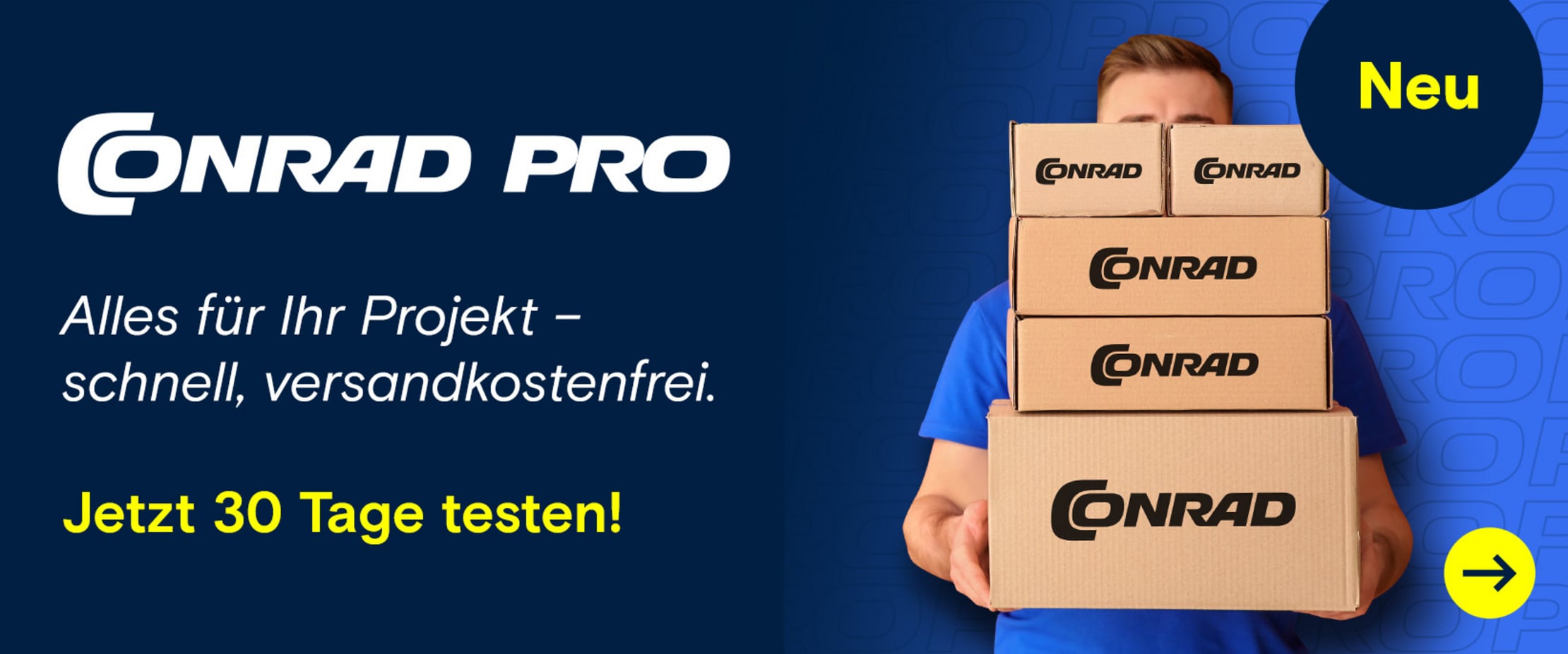 Ein Mann in blauem T-Shirt hält einen Stapel von fünf braunen Conrad-Versandkartons mit schwarzem Logo. Der Hintergrund ist dunkelblau mit dem Schriftzug 'Conrad Pro' und einem 'Neu'-Hinweis.