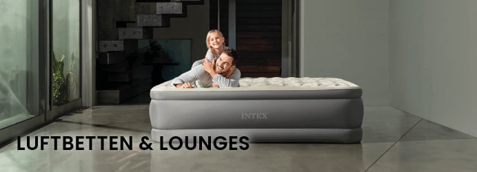 Das Bild zeigt ein aufblasbares Luftbett, auf dem ein Kind und ein erwachsener Mann entspannt und lachen. Es befindet sich in einem modernen, hellen Raum mit großen Fenstern, durch die viel natürliches Licht einfällt. Unten im Bild steht der Text "LUFTBETTEN & LOUNGES". Bei Klick auf das Bild werden Produkte der Marke Intex aus dem Bereich Luftbetten und Lounges aufgerufen.