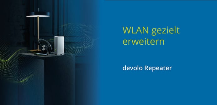 Ein devolo Repeater steht auf einer Ablage neben Kopfhörern und einer Lampe, ergänzt durch den Text „WLAN gezielt erweitern“.