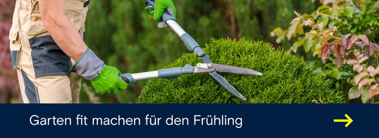 Garten fit machen für den Frühling: Person schneidet mit Heckenschere einen Strauch im Garten.