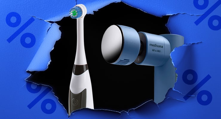Eine elektrische Zahnbürste und ein Massagegerät erscheinen nebeneinander hinter einem aufgerissenen blauen Hintergrund.