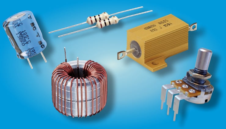 Verschiedene elektronische Bauteile, darunter ein Kondensator, Widerstände, ein Spulenkern, ein Potentiometer und ein Heizwiderstand, auf einem blauen Hintergrund.
