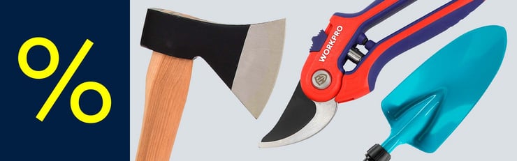 Axt, Gartenschere und Handschaufel neben Prozentzeichen als Symbol für ein Angebot auf Werkzeuge.