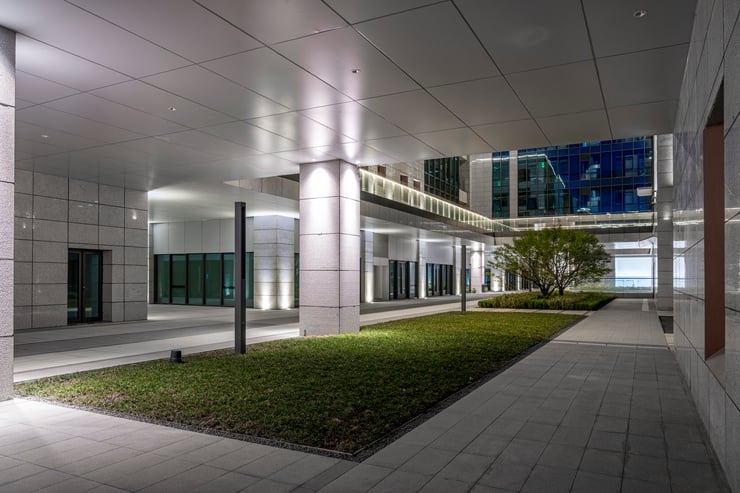 Modernes Spital von aussen bei Nacht