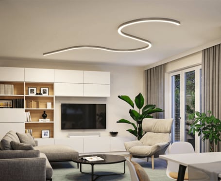 Anwendungsbeispiel 1: Das Bild zeigt das Lichtkanalsystem an einer Decke montiert. Es ist ein offenener, moderner Wohn-/Essraum mit geschmackvollen Möbeln in hellen Weiss- und Beige-Tönen.