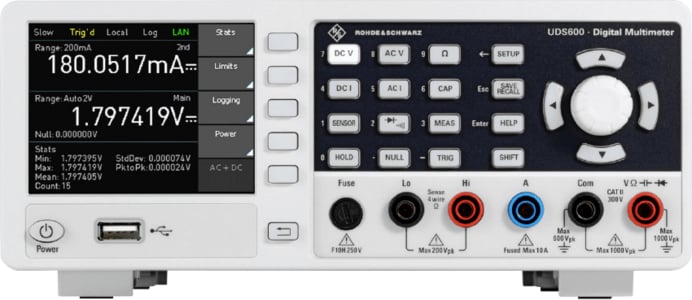 Vorderansicht eines digitalen Multimeters Rohde & Schwarz UDS600 mit einem großen Grafikdisplay, das präzise Messwerte anzeigt, sowie zahlreichen Bedientasten und Anschlussbuchsen auf der Gerätefront.