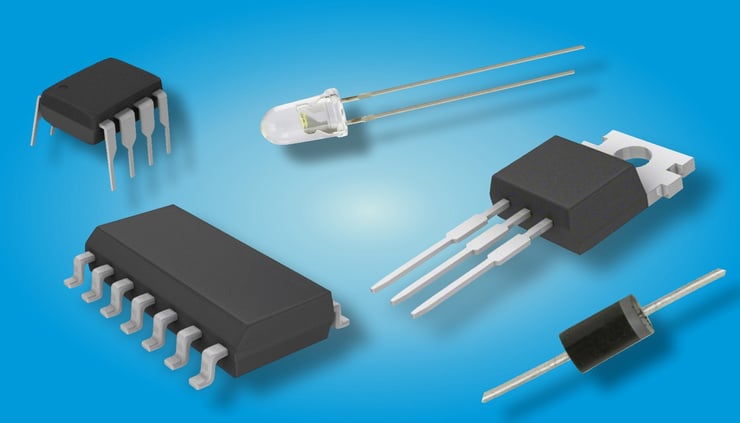 Verschiedene elektronische Bauteile, darunter integrierte Schaltkreise, LEDs, Transistoren und Sensoren, auf einem blauen Hintergrund.