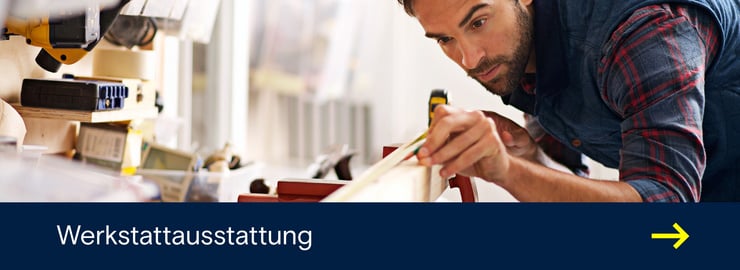 Werbebanner mit einer Person, die in einer Werkstatt ein Werkstück präzise misst, und dem Schriftzug ‚Werkstattausstattung‘ für Werkzeuge, Messgeräte und professionelles Werkstattzubehör.