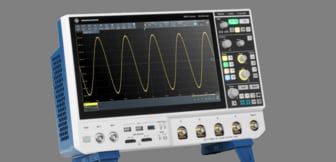 Ein digitaler Rohde & Schwarz Oszilloskop der MXO 4 Serie zeigt eine Sinuswelle auf einem Bildschirm.