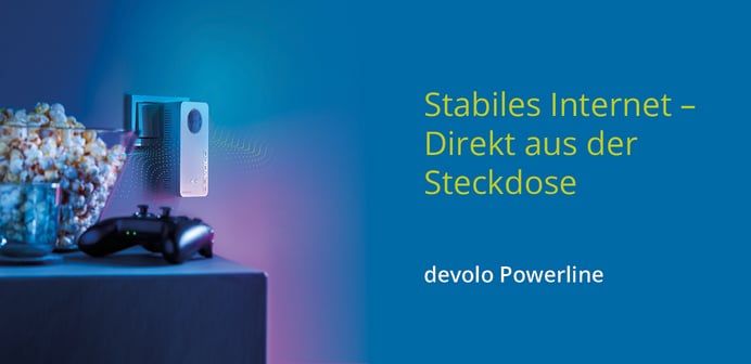 Ein devolo Powerline-Adapter in einer Wandsteckdose neben einer Schüssel Popcorn und einem Gaming-Controller, begleitet vom Text „Stabiles Internet – Direkt aus der Steckdose“.