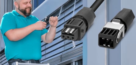  Ein glatzköpfiger Mann mit Bart und einem türkisfarbenen Polo-Shirt repariert ein Rollo, während im Vordergrund zwei große, schwarze Steckverbindungen zu sehen sind.