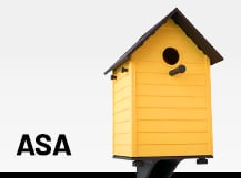 Ein gelbes, 3D-gedrucktes Vogelhaus mit dunklem Dach neben dem fettgedruckten Schriftzug „ASA“.