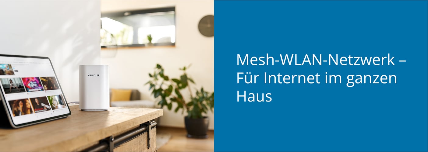 Ein weißer devolo Router steht auf einem Holztisch neben einem Tablet, ergänzt durch die Textbotschaft „Mesh-WLAN-Netzwerk – Für Internet im ganzen Haus“ auf blauem Hintergrund.