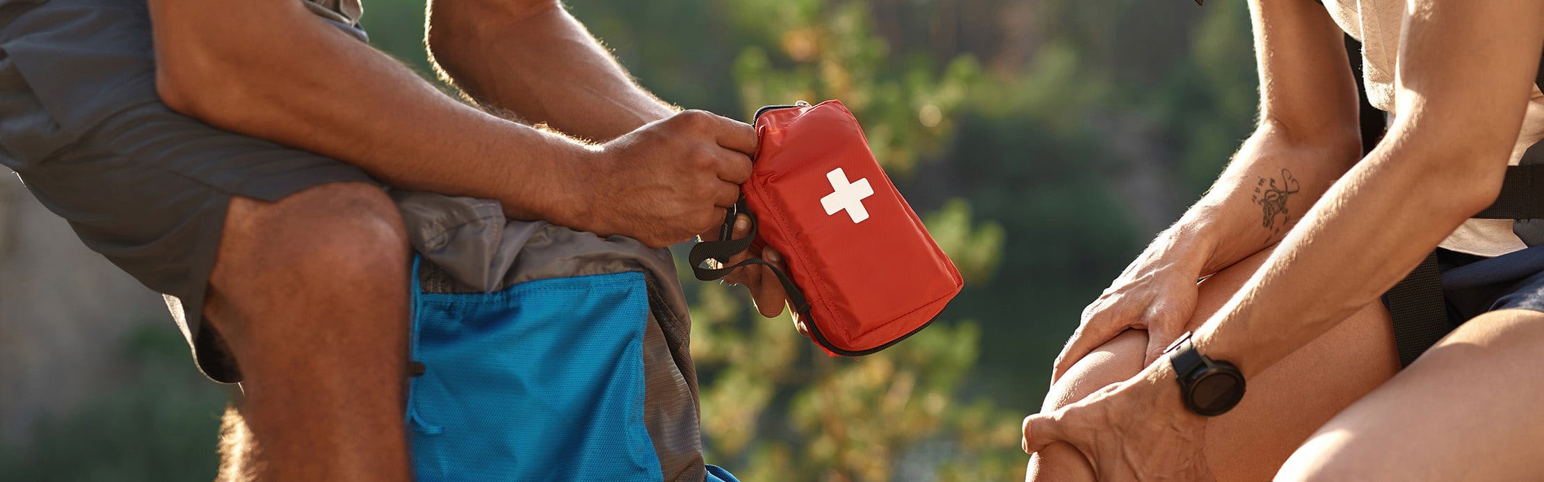 Zwei Wanderer im Freien mit einem kompakten Erste-Hilfe-Set für mehr Sicherheit und Vorsorge unterwegs.