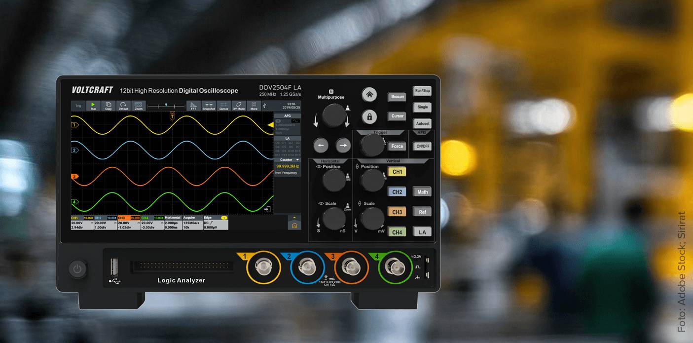 Das Bild zeigt das Oszilloskop DOV2504F LA der DOV-Serie von Voltcraft in der Anwendung..