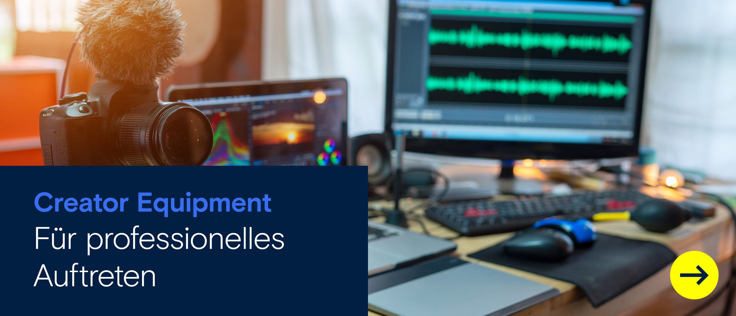 Eine Person mit Kopfhörern und Mikrofon spricht in ein professionelles Aufnahme-Setup, mit dem Text „Creator Equipment – Für professionelles Auftreten“.