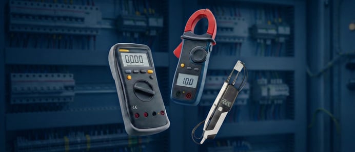 Messgerät wird an Server-Kabeln verwendet. Text: "Exakte Ergebnisse dank hochwertiger Messtechnik".