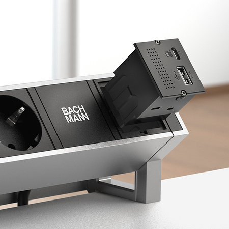 Bachmann Steckdosenleiste mit integriertem Pop-up-Modul für USB-A und USB-C.
