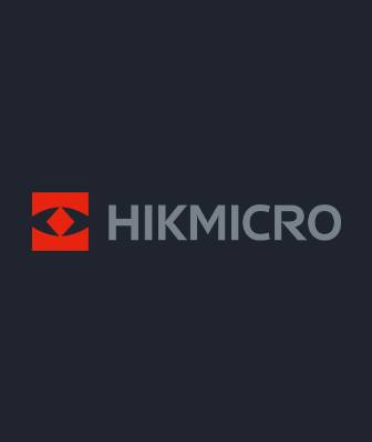 Das Logo der Marke Hikmicro besteht aus einer roten, quadratischen Bildmarke mit einem stilisierten Auge und dem rechts danebenstehenden Markennamen in grauen Großbuchstaben auf dunkelblauem Hintergrund.
