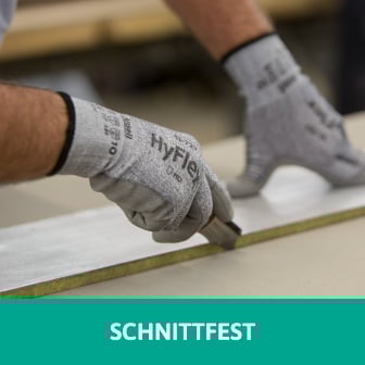 Das Bild zeigt eine Hand, die einen HyFlex-Handschuh trägt, während sie mit einem Werkzeug auf einer Oberfläche arbeitet. Der Text "SCHNITTFEST" weist darauf hin, dass der Handschuh schnittfest ist, was bedeutet, dass er zusätzlichen Schutz gegen scharfe Kanten bietet. Link ruft Schnittfeste Arbeitsandschuhe der Marke Ansell auf.