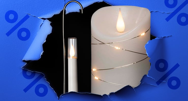 Eine grosse LED-Kerze und eine schmale Stabkerze mit warmem Licht erscheinen hinter einem aufgerissenen blauen Hintergrund.