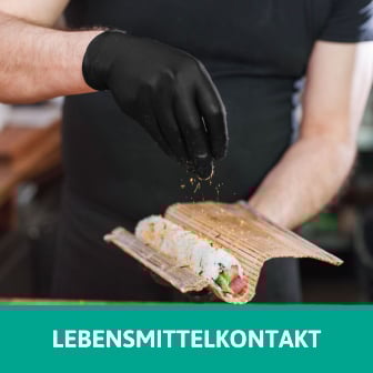 Das Bild zeigt die Hände eines Küchengehilfen, der auf einer Matte eine Rolle Sushi zubereitet. Beim Klick auf das Bild werden Schutzhandschuhe für den Kontakt mit Lebensmitteln aufgerufen.