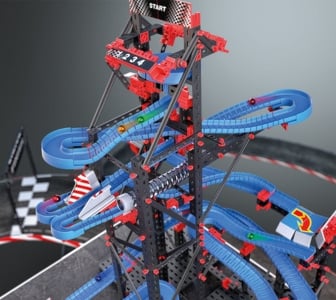 Eine große, komplexe, blaue und rote fischertechnik Kugelbahn. Die Bahn ist sehr hoch und hat mehrere Kurven.