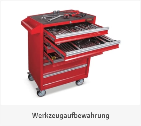 Ein roter Werkstattwagen mit Rollen und mehreren ausgezogenen Schubladen, die mit verschiedenen Werkzeugen bestückt sind, auf weißem Hintergrund mit der Unterschrift „Werkzeugaufbewahrung“.