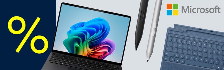 Gelbes Prozentzeichen neben einem Microsoft-Laptop, zwei Eingabestiften und einer blauen Tastaturabdeckung.