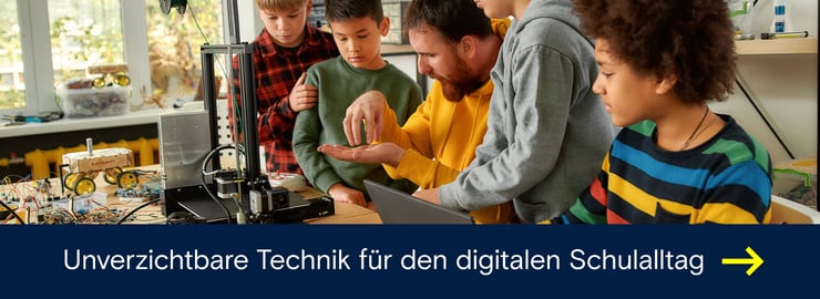 Lehrer und Schüler lernen an einem Tisch mit 3D-Drucker und Laptop. Banner mit Text: "Unverzichtbare Technik für den digitalen Schulalltag".