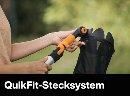 Eine Person befestigt einen Obstpflücker-Aufsatz mit Netzbeutel an einem ausziehbaren Aluminium-Teleskopstiel mit dem QuickFit-Stecksystem.