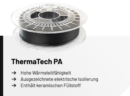 Eine transparente Spule mit schwarzem Filament über einer Infografik, die den Schriftzug „ThermaTech PA“ sowie die Eigenschaften hohe Wärmeleitfähigkeit, ausgezeichnete elektrische Isolierung und keramischen Füllstoff auflistet.