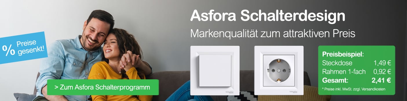 Lächelndes Paar auf Sofa, weiße Lichtschalter und Steckdose, grünes Preisschild "Asfora Schalterdesign: Markenqualität ab 2,41 €".