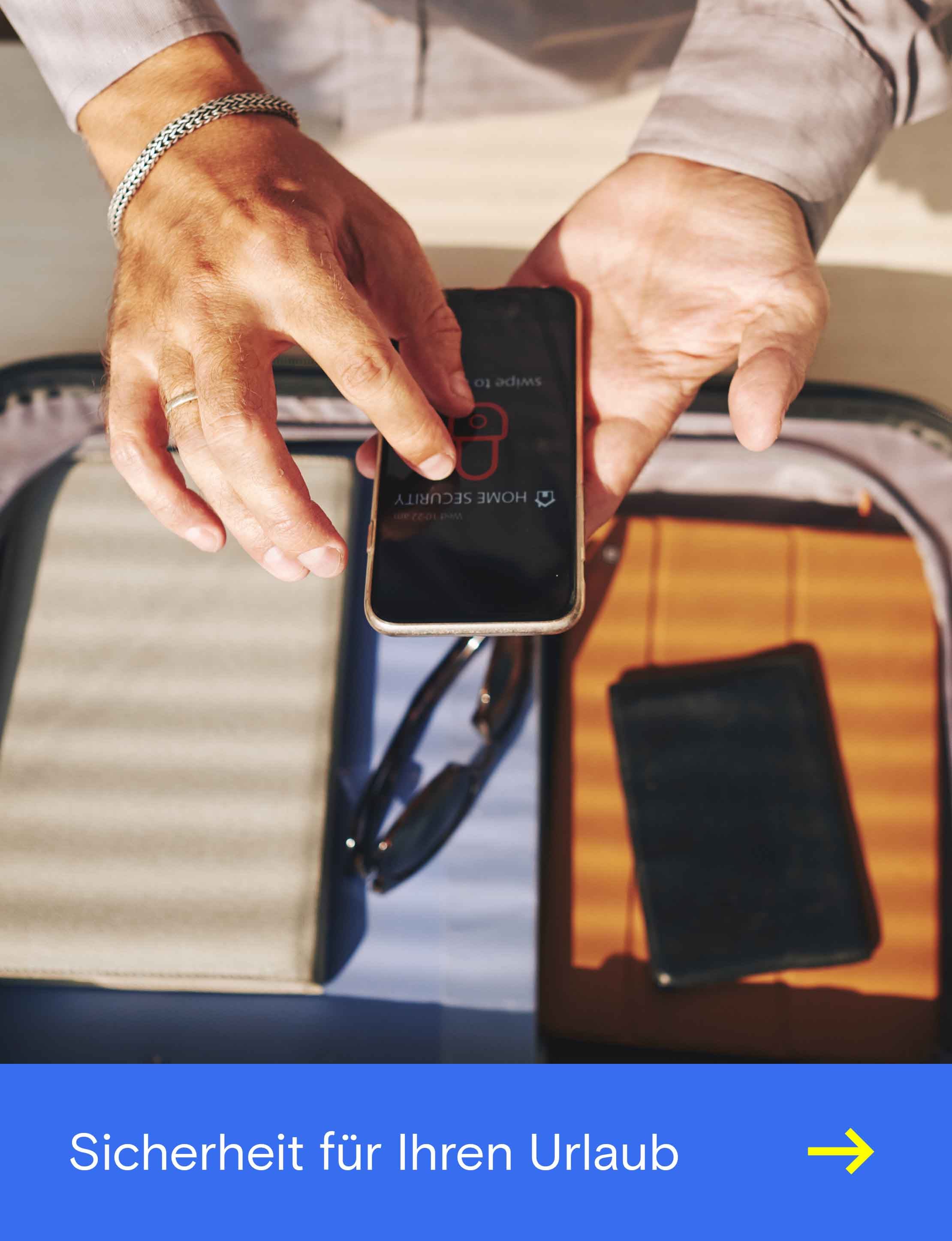 Werbegrafik mit einer Person, die eine Sicherheits-App auf dem Smartphone nutzt, und dem Text ‚Sicherheit für Ihren Urlaub‘ für den Schutz persönlicher Wertsachen auf Reisen.