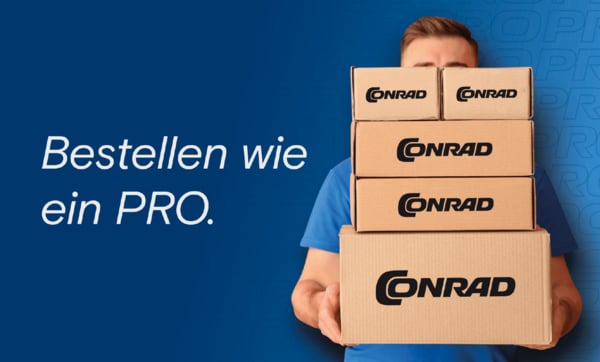 Ein Mann hält einen Stapel Conrad-Pakete vor blauem Hintergrund, ergänzt durch den Schriftzug „Bestellen wie ein PRO.“