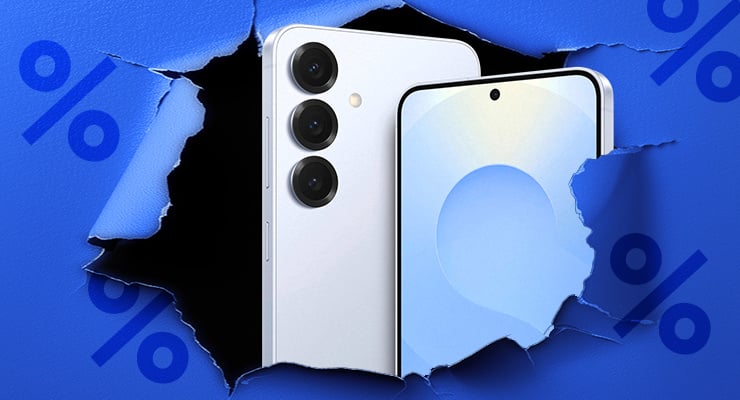 Ein Smartphone mit drei Rückkameras und hellem Display erscheint hinter einem aufgerissenen blauen Hintergrund.