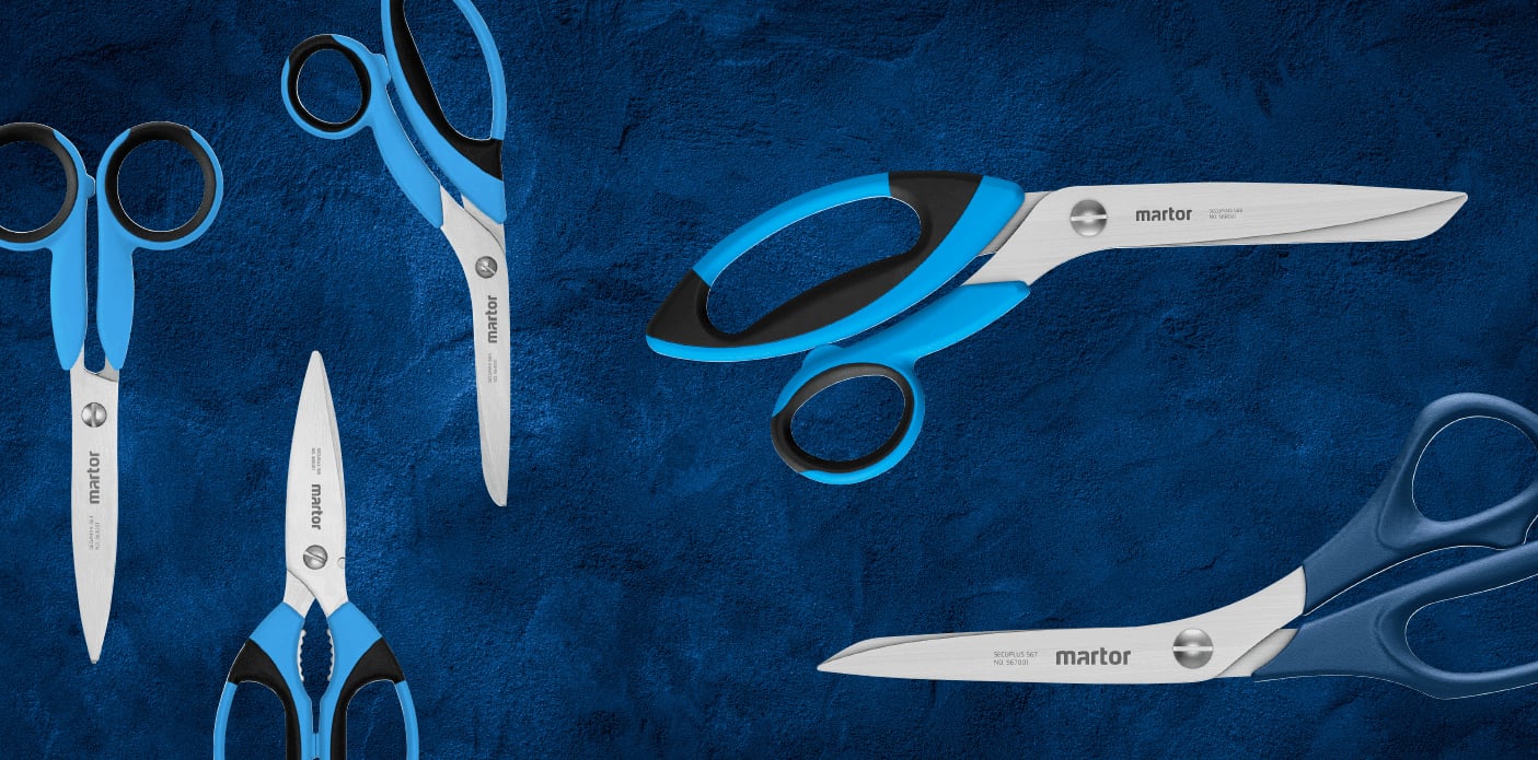  Verschiedene Scherenmodelle der Marke Martor mit blauen und schwarzen Griffen sind auf einem blauen, strukturierten Hintergrund abgebildet.