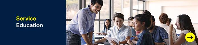 Studenten mit einer Lehrktaft in einem Hörsaal