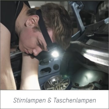 Das Bild zeigt einen Kraftfahrzeugmechaniker, der Kopfüber in einen Motorraum eines Autos gebeugt ist. und dort mit beiden Händen etwas montiert. An seinem Kopf trägt er eine Stirnlampe, die ihm die Arbeitsfläche beleuchtet. Bei Klick auf das Bild werden die Ansmann Stirnlampen und Taschenlampen aufgerufen.