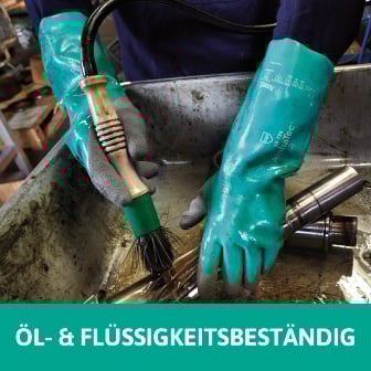 Das Bild zeigt Hände mit Schutzhandschuhen, die, in einer mit Öl gefüllten Wanne, Maschinenteile reinigen. Beim Klick auf das Bild werden öl- und flüssigkeitsbeständige Arbeitshandschuhe aufgerufen.