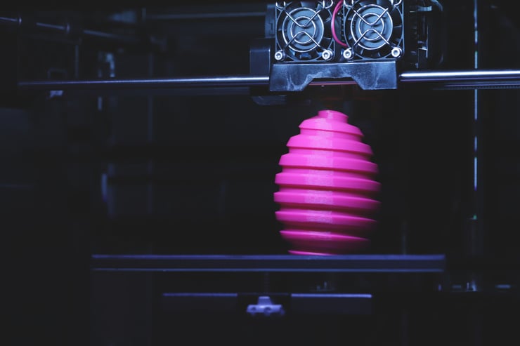 3D-gedruckte pinke, spiralförmige Vase auf 3D-Drucker.