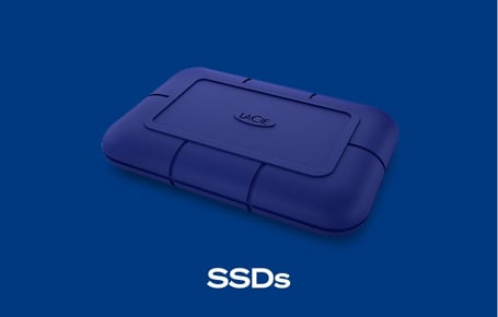  Ein tiefblauer Kasten zeigt eine dunkelblaue LaCie-SSD mit einem strukturierten Gehäuse und dem LaCie-Logo auf der Oberseite, darunter steht in weißer Schrift "SSDs".