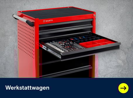  Dieses Teaserbild zeigt einen roten Würta Werkstattwagen mit mehreren Schubladen, von denen eine offen ist und verschiedene Werkzeuge und Kleinteilefächer sichtbar sind, während im unteren Bereich des Bildes ein dunkelblaues Feld mit dem weißen Wort "Werkstattwagen" und einer Weiterleitung mit gelben Pfeil nach rechts.