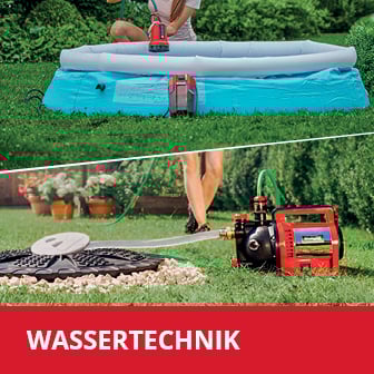  Das Bild ist in zwei Abschnitte unterteilt: Im oberen Teil pumpt eine Person Wasser aus einem Planschbecken auf einer Wiese ab, während im unteren Teil eine Wasserpumpe über einen Gartenschlauch mit einem Bewässerungssystem verbunden ist, mit dem roten Schriftzug "WASSERTECHNIK" am unteren Bildrand.