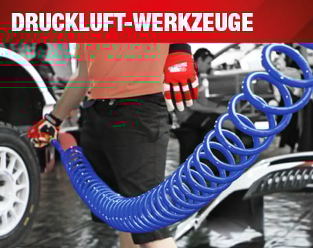 Anwendungsbeispiel eines blauen Spiralschlauchs für KS Tools Druckluftwerkzeuge im Einsatz an einem Fahrzeug unter der Überschrift „Druckluft-Werkzeuge“.