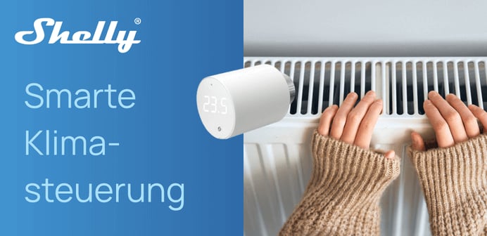  Ein Bild mit dem Shelly-Logo und dem Text "Smarte Klimasteuerung" auf blauem Hintergrund links, während rechts oben ein weißer Thermostatkopf an einem Heizkörper angebracht ist und darunter Hände mit beigen Strickhandschuhen auf demselben Heizkörper ruhen.