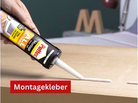 Eine Kartusche Montagekleber wird verwendet, um eine weiße Leiste an einer hellen Oberfläche zu befestigen.