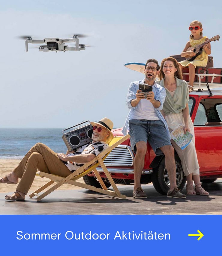 Familie am Strand mit rotem Auto, fliegender Drohne, Liegestuhl, Gepäck und einem Kind, das Ukulele spielt.