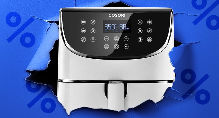 Eine silberne Heissluftfritteuse mit digitalem Bedienfeld erscheint hinter einem aufgerissenen blauen Hintergrund.