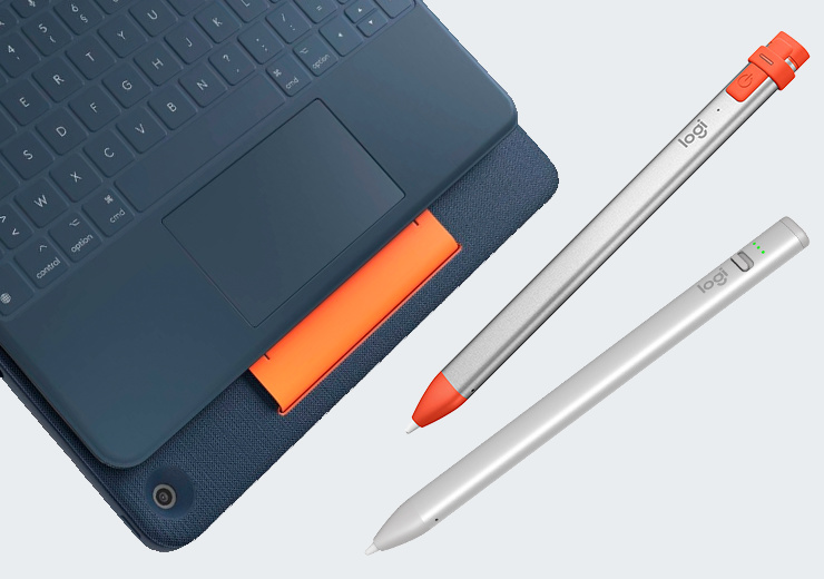 Blaues Tastatur-Cover für Tablets mit orangefarbener Halterung und zwei digitalen Eingabestiften.